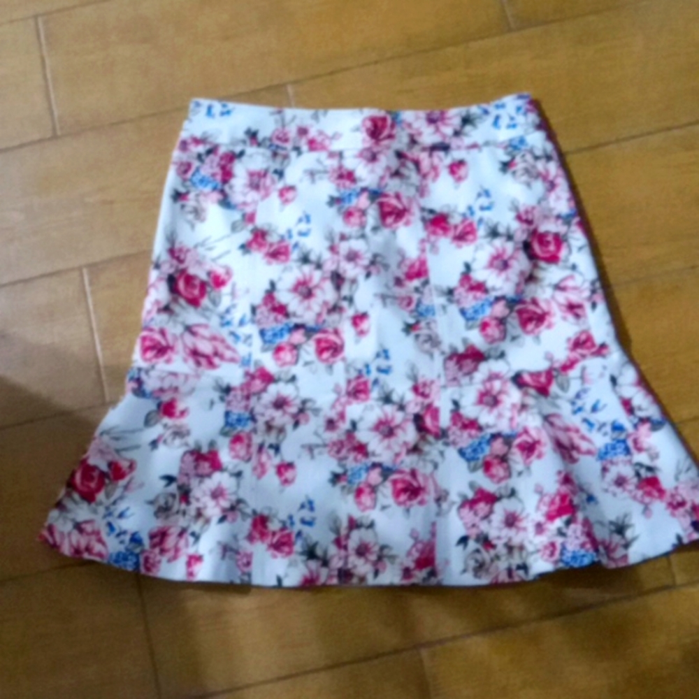 White House Black Market skirt size 4 floral pattern